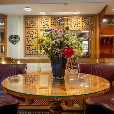 Kreuz & Post 4* 格林德瓦