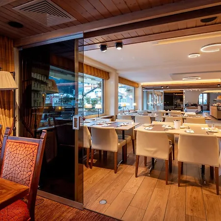 Kreuz & Post ホテル 4*